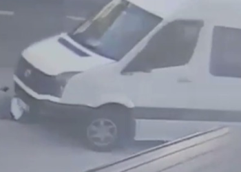Servis minibüsünün kadına çarpıp sürüklediği kaza kamerada