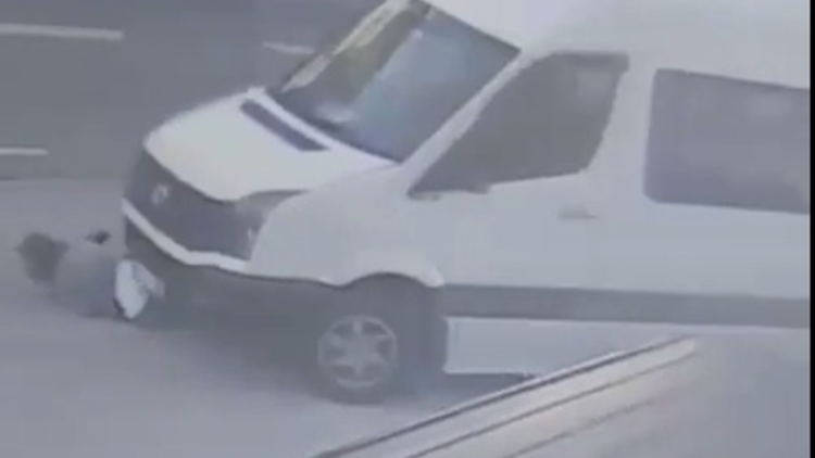 Servis minibüsünün kadına çarpıp sürüklediği kaza kamerada