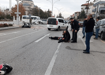 Servis minibüsüyle çarpışan motosikletin sürücüsü ağır yaralandı