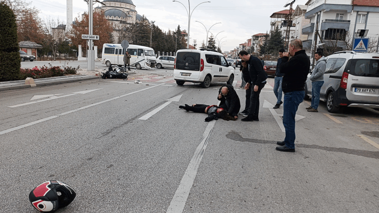 Servis minibüsüyle çarpışan motosikletin sürücüsü ağır yaralandı