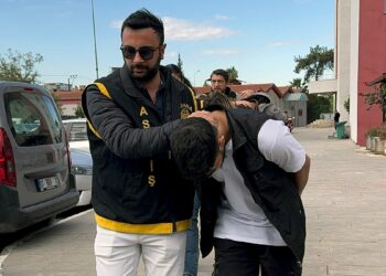 Sevgilisinin eski erkek arkadaşını öldürdü, balkondan atlayıp kaçmak isterken yakalandı