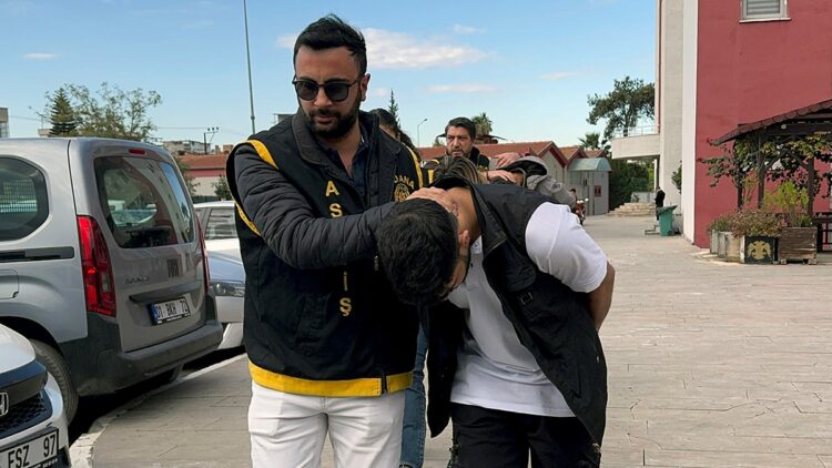 Sevgilisinin eski erkek arkadaşını öldürdü, balkondan atlayıp kaçmak isterken yakalandı