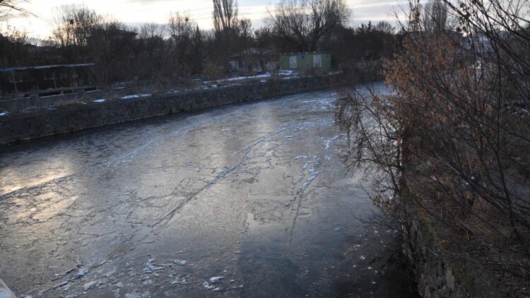 Sıcaklık eski 15'e düştü; Kars Çayı kısmen dondu