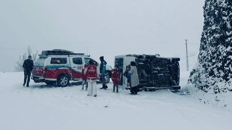 Siirt'te yolcu minibüsü devrildi: 6 yaralı