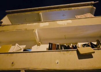 Silah zoruyla girdikleri evde 4 yaşındaki çocuk ile annesini darbettiler