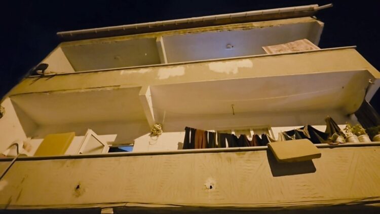 Silah zoruyla girdikleri evde 4 yaşındaki çocuk ile annesini darbettiler