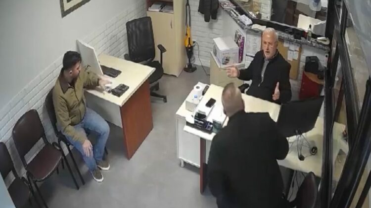 Şile’de oğlunun borcu için babasını tehdit edip iş yerine patlayıcı attılar