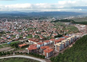 Sındırgı'da yapımı süren TOKİ ve deprem konutları dronla görüntülendi