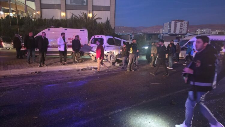 Şırnak’ta vinç, kavşaktaki 6 araca çarptı; 7 yaralı