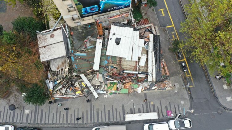 Şişli'de 25 kişinin zehirlendiği restoran yıkıldı