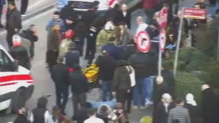 Şişli'de otomobil yayalara çarptı; 5 yaralı