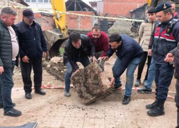 Site inşaatı kazısında mezar kalıntıları ile insan kemikleri bulundu