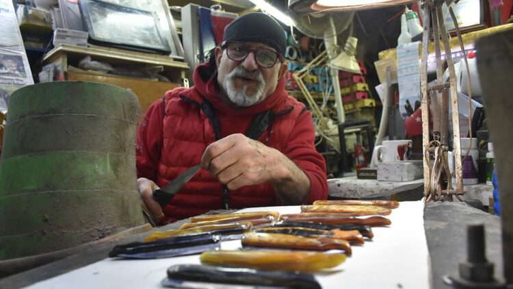 Sivas'ta minyatür bıçakların ustası 'Şirin Baba'ya hastalık engeli