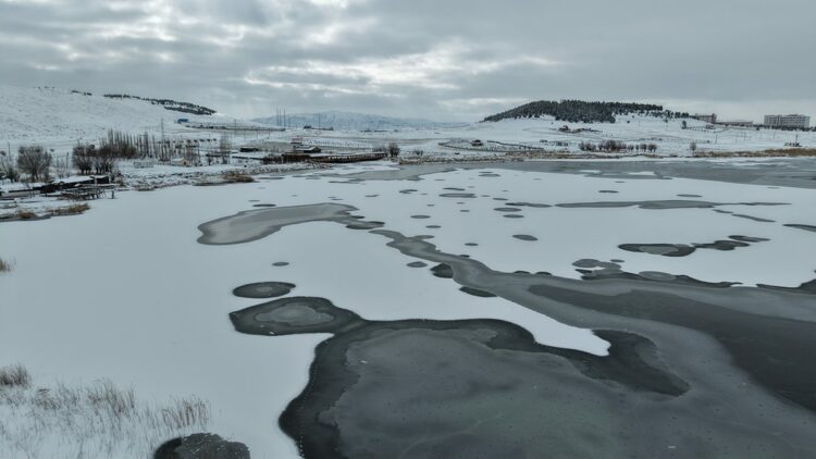 Sivas'ta soğuk hava; Hafik Gölü kısmen buz tuttu