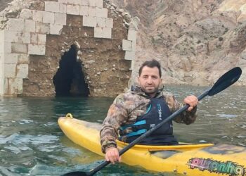 Su altındaki Tekkale Köyü Kalesi'ne kanoyla yolculuk