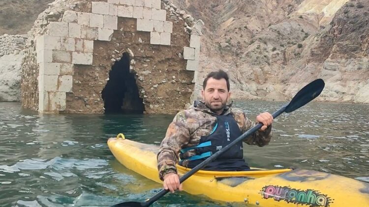Su altındaki Tekkale Köyü Kalesi'ne kanoyla yolculuk