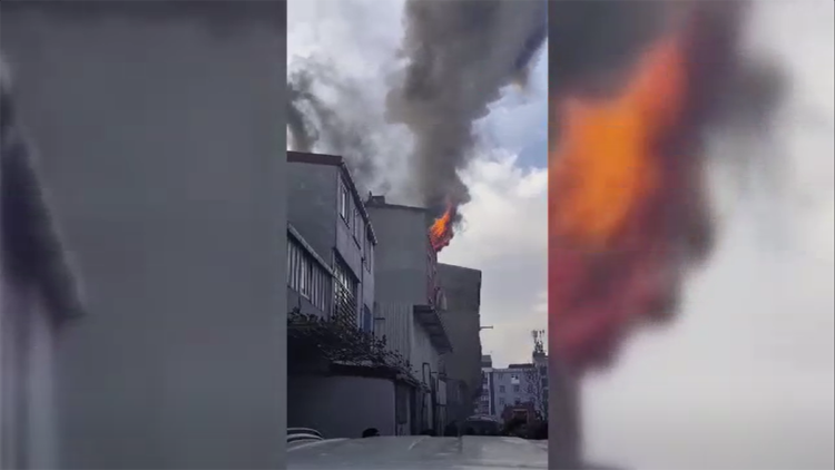 Sultangazi'de binanın çatısında yangın; yaralılar var