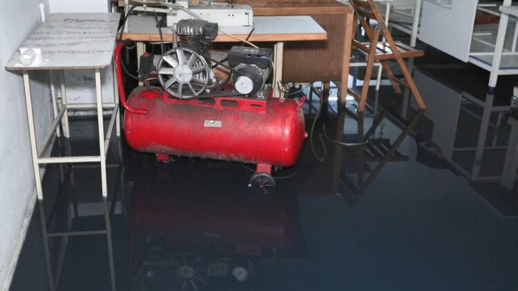 Sultangazi'de iş yeri ve evleri atık su bastı