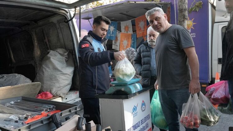 Sultangazi'de zabıta ekiplerinden pazarlarda denetim