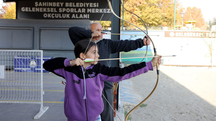 Tarih dizilerden etkilenen baba-kız, kursta ok atmayı öğreniyor