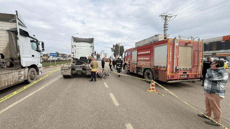 TIR ile motosiklet çarpıştı; anne ile bebeği öldü, 3 yaralı