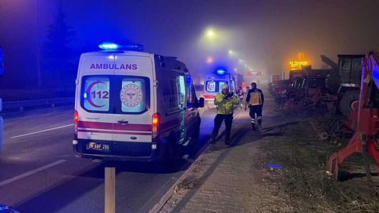 TIR'ın arkadan çaptığı servis minibüsündeki 9 kişi yaralandı