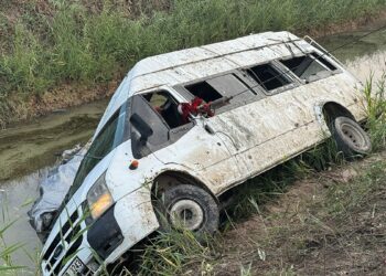 Tarım işçilerini taşıyan minibüs sulama kanalına devrildi; 18 yaralı