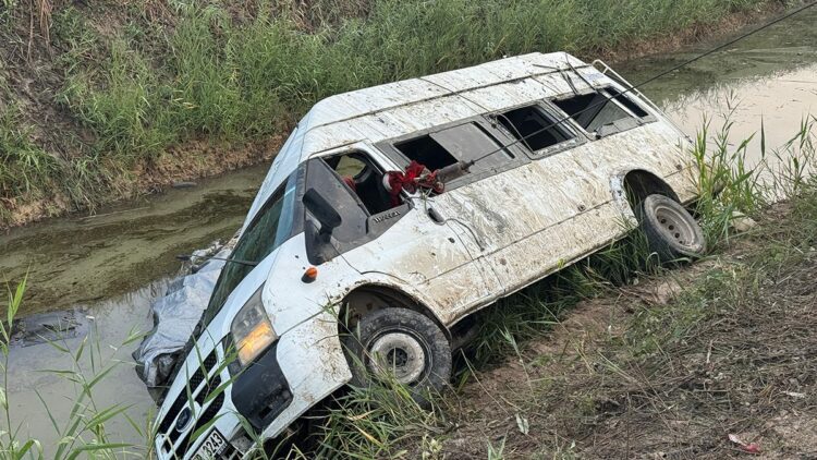 Tarım işçilerini taşıyan minibüs sulama kanalına devrildi; 18 yaralı