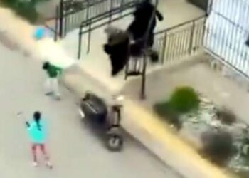 Tartıştığı ailenin kaçmaya çalışan 6 yaşındaki oğlunu bıçakladı