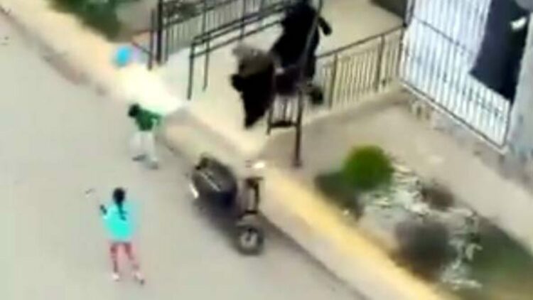 Tartıştığı ailenin kaçmaya çalışan 6 yaşındaki oğlunu bıçakladı