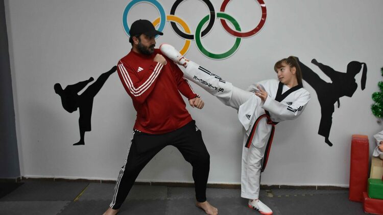 Tekvando milli takım antrenörü baba, kızını şampiyonluğa hazırlıyor