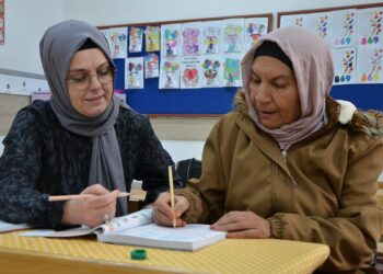 Torununa öğretebilmek için 64 yaşında okuma yazma kursunda