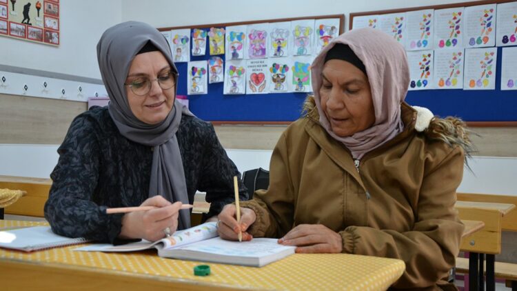 Torununa öğretebilmek için 64 yaşında okuma yazma kursunda