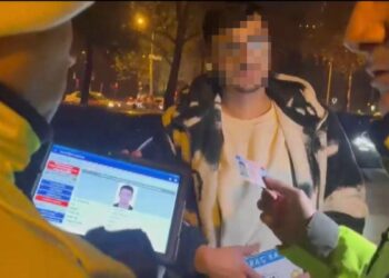 Trafik polisine arkadaşının ehliyetini verdi, ‘benim eski fotoğrafım’ dedi