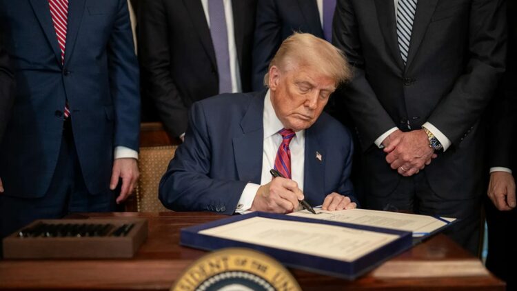 Trump, 901 milyar dolarlık savunma bütçesini imzaladı