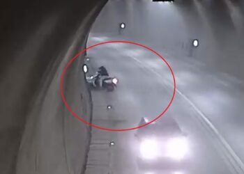 Tünelde motosikletin takla attığı kaza kamerada