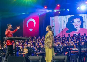 Türkan Şoray, ‘İyilik Korosu’ ile Mersin’de sanatseverlerle buluştu