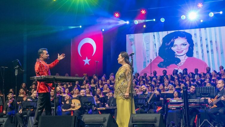 Türkan Şoray, ‘İyilik Korosu’ ile Mersin’de sanatseverlerle buluştu