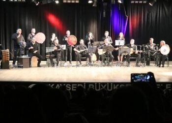 Türkiye'nin ilk adliye ritim topluluğu konser verdi; Başsavcı türkü söyledi