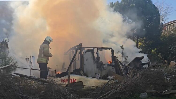 Tuzla'da gecekonduda çıkan yangın söndürüldü