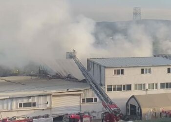 Tuzla'da kauçuk fabrikasında çıkan yangın söndürüldü