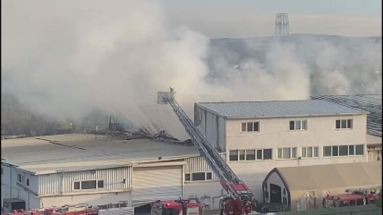  Tuzla'da kauçuk fabrikasında çıkan yangın söndürüldü