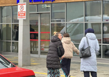 Ücretsiz dağıtılan çikolataları yiyen 20 öğrenci hastaneye kaldırıldı