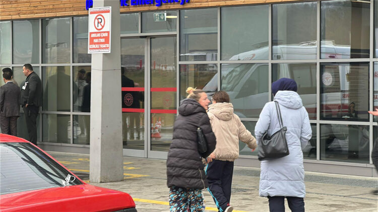 Ücretsiz dağıtılan çikolataları yiyen 20 öğrenci hastaneye kaldırıldı