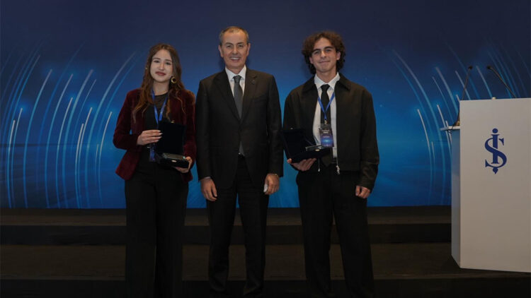 Üniversite sınavında üstün başarı gösteren ‘Altın Gençler’ ödüllendirildi