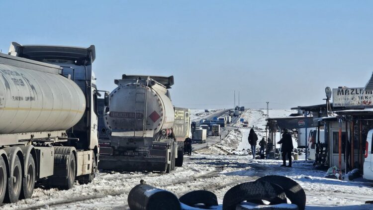 Uluslararası İpekyolu'nda uzun araç kuyrukları oluştu