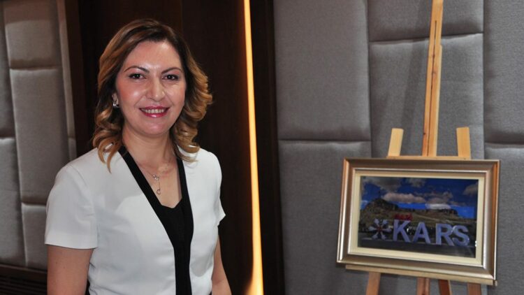 Üniversiteli Pınar, rölyef sergisinin gelirini lösemili çocuklara bağışlayacak