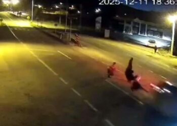 Uşak'ta yolun karşısına geçmek isterken otomobilin çarptığı 3 kişi öldü