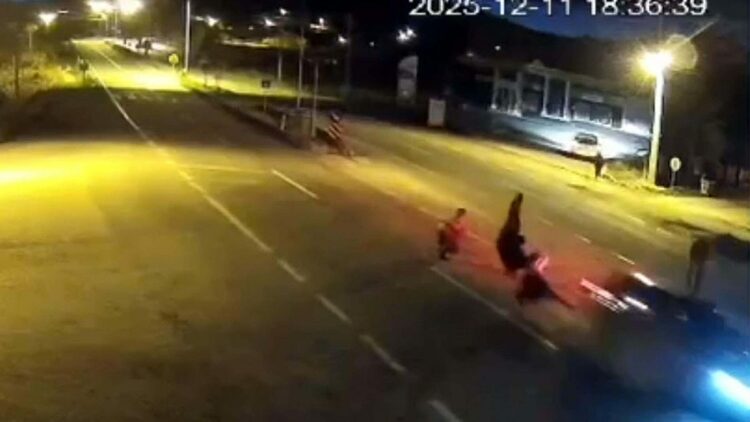 Uşak'ta yolun karşısına geçmek isterken otomobilin çarptığı 3 kişi öldü