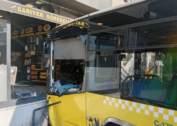 Üsküdar'da İETT otobüsü börekçiye girdi